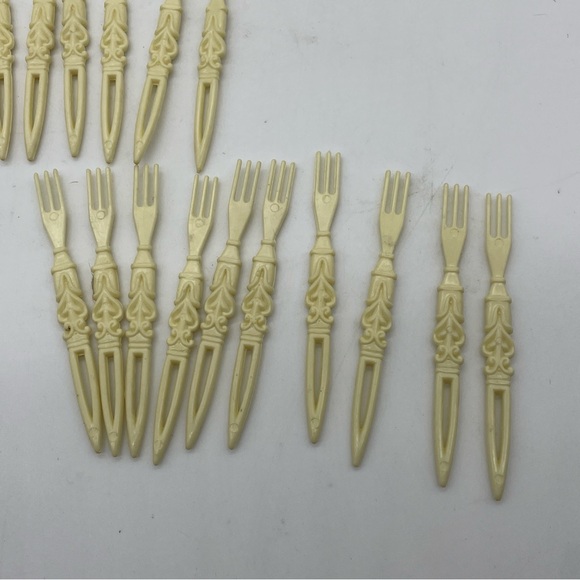 Vintage Plastic Cocktail Party Appetizer 31 Fork Set - Picture 3 of 14